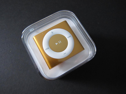 103304-4gen_ipod_shuffle_unbox_1.jpg