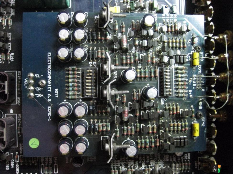 1889856-electrocompaniet-ec3-fully-balanced-class-a-preamp-incl-moving-coil-board.jpg