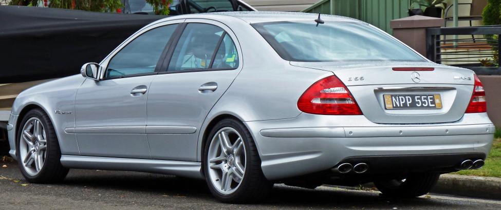 2002-2006_Mercedes-Benz_E_55_AMG_(W211)_sedan_03.jpg