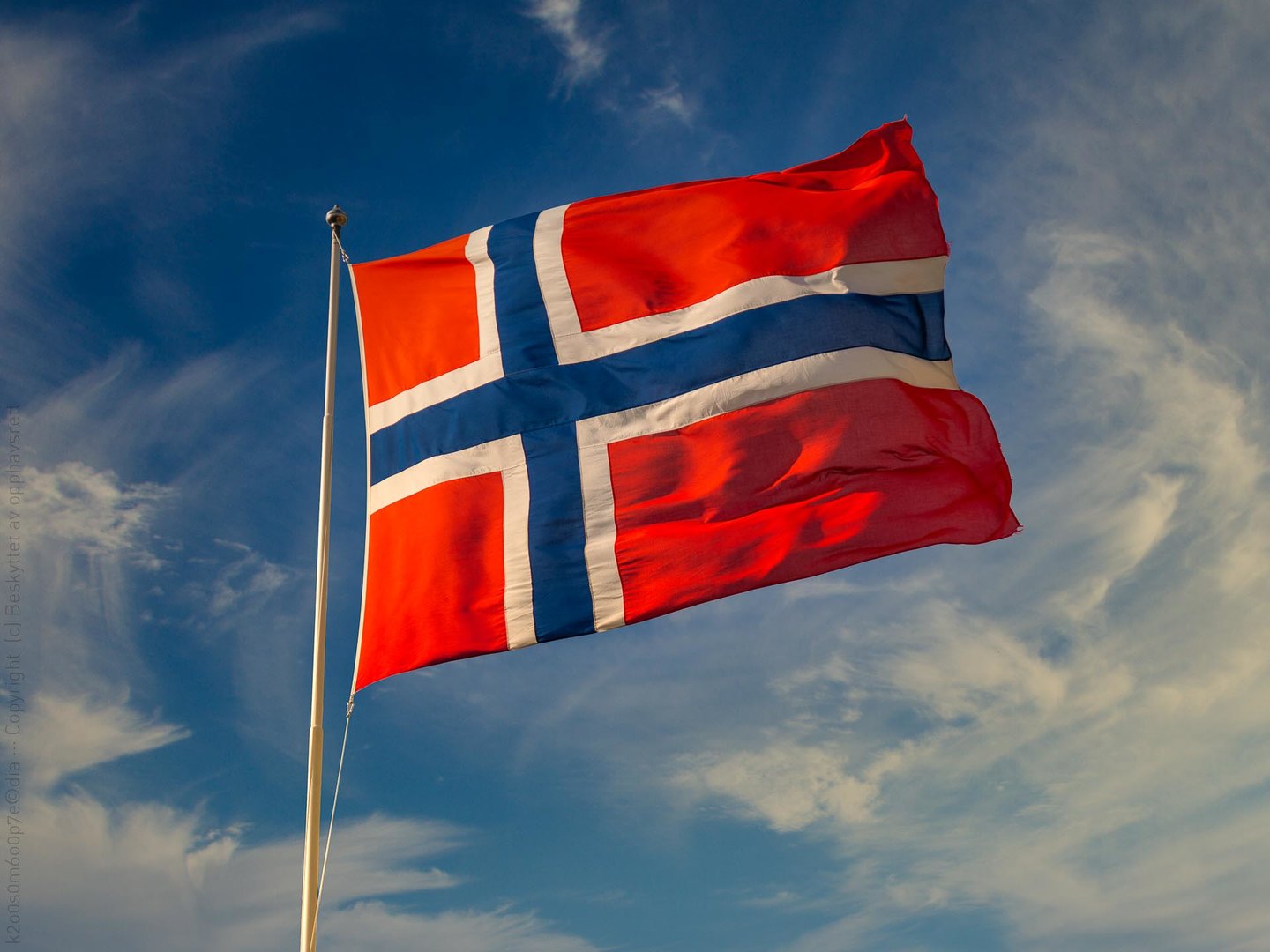20190819-2-copyrightrobinlund-norsk-flagg-i-solen.jpg