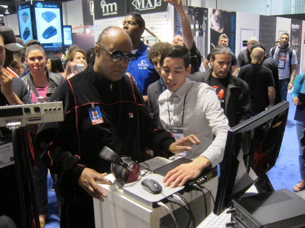 382352d1390931289-mytek-dsd-dac-namm2014-stevie-wonder-stevie_wonder_at_mytek_namm2014_img_6499.jpg