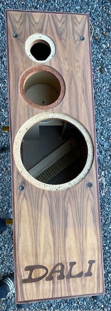4 Fikk hjelp til fresing av stoerre hull til bass samt diskant og epoxy i DALI logo Lakk slipt...jpg