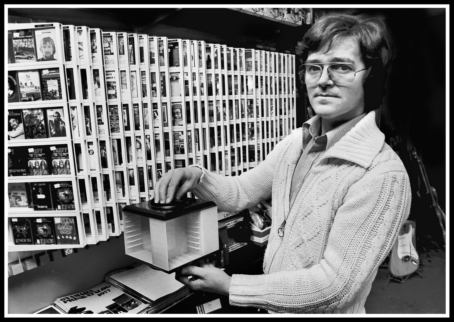 Agnalt Musikk i Pellygata. Mars 1977. Roy Andreassen viser fram en nyhet..jpg