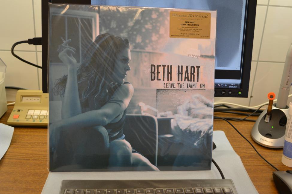 Beth Hart. Leave The Light On 001.jpg