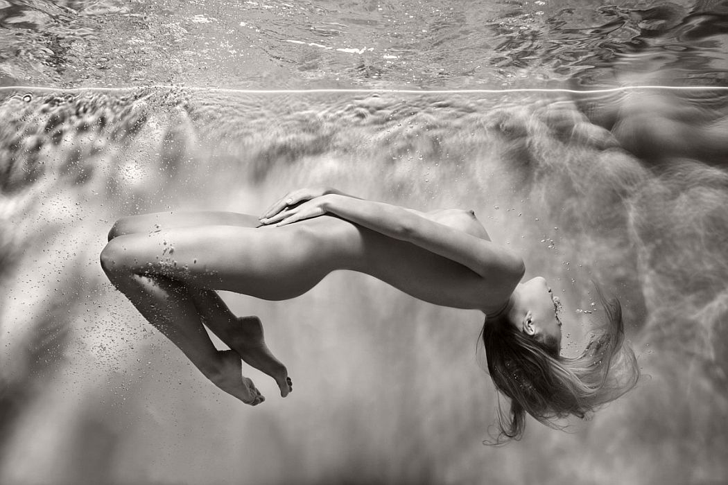 black-and-white-underwater-nudes-by-harry-fayt-02.jpg