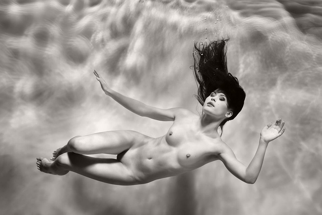 black-and-white-underwater-nudes-by-harry-fayt-07 (1).jpg