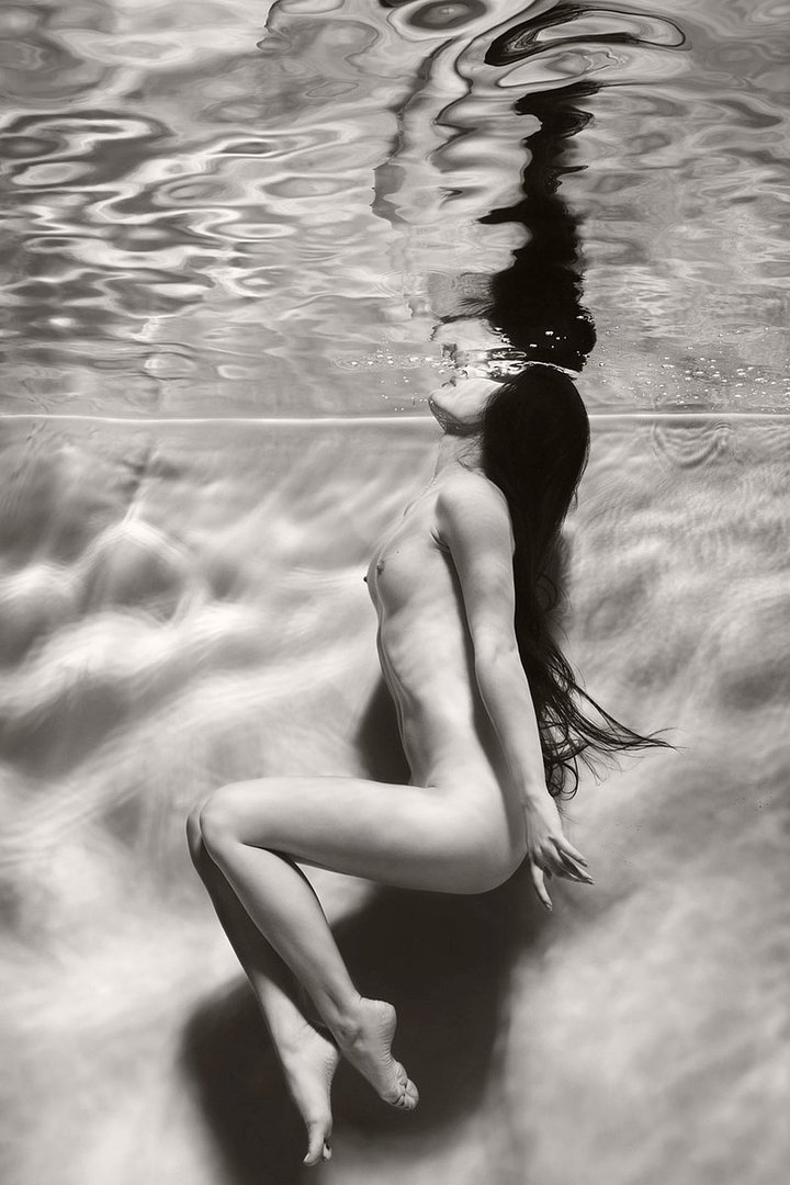 black-and-white-underwater-nudes-by-harry-fayt-08.jpg