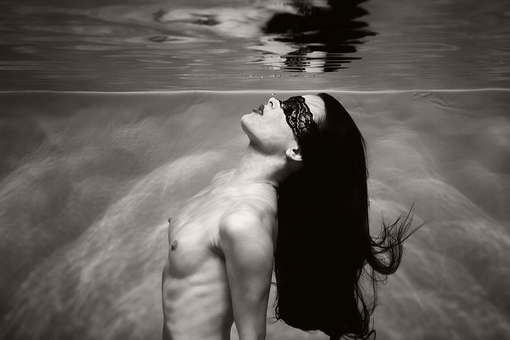 black-and-white-underwater-nudes-by-harry-fayt-09.jpg