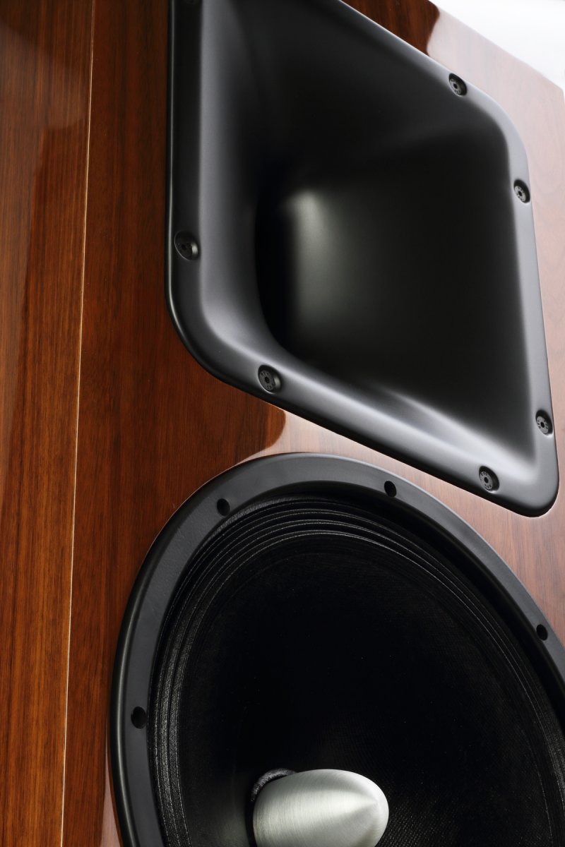 Navn: O_Audio_Icon_American_Walnut_HG_3.jpg
Visninger: 178
Størrelse: 104.3 Kb