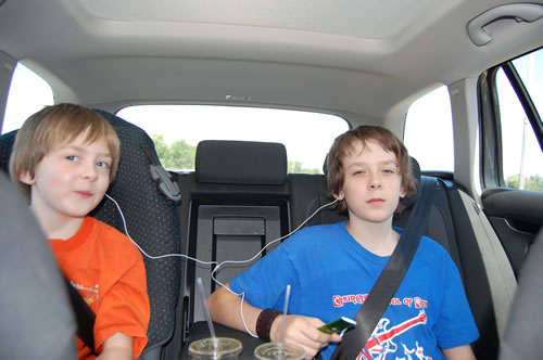 children_with_ipod_headphones.jpg