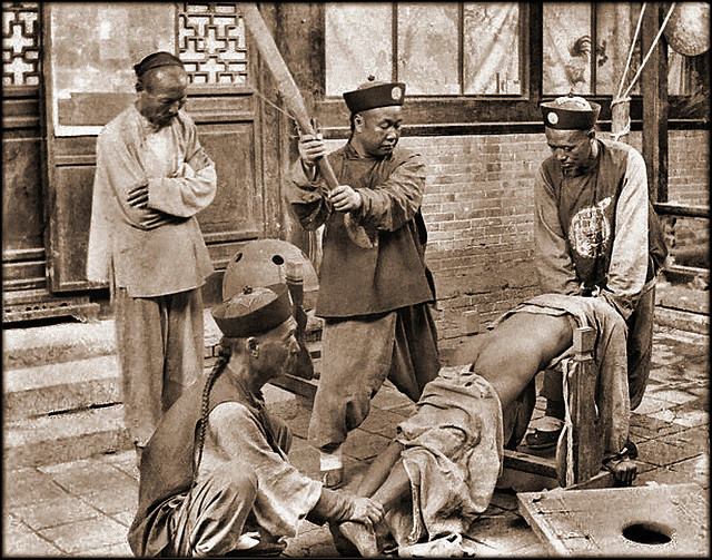 Chinese police punishing a criminal (c. 1900).jpg