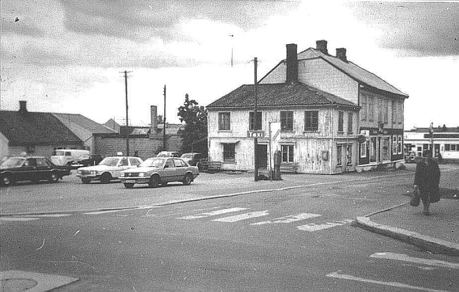 Drosjesentralen i Dahles hus. ca 1980.jpg