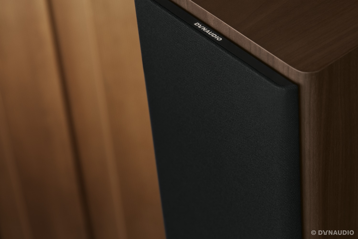 dynaudiofocus50_walnut_02.jpg