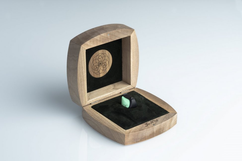 e.a.t.-jo-n-5-cartridge-wooden-box-02.jpg