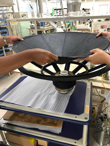 FW800HS-Placing-the-cone-diaphragm-to-frame (1).jpg