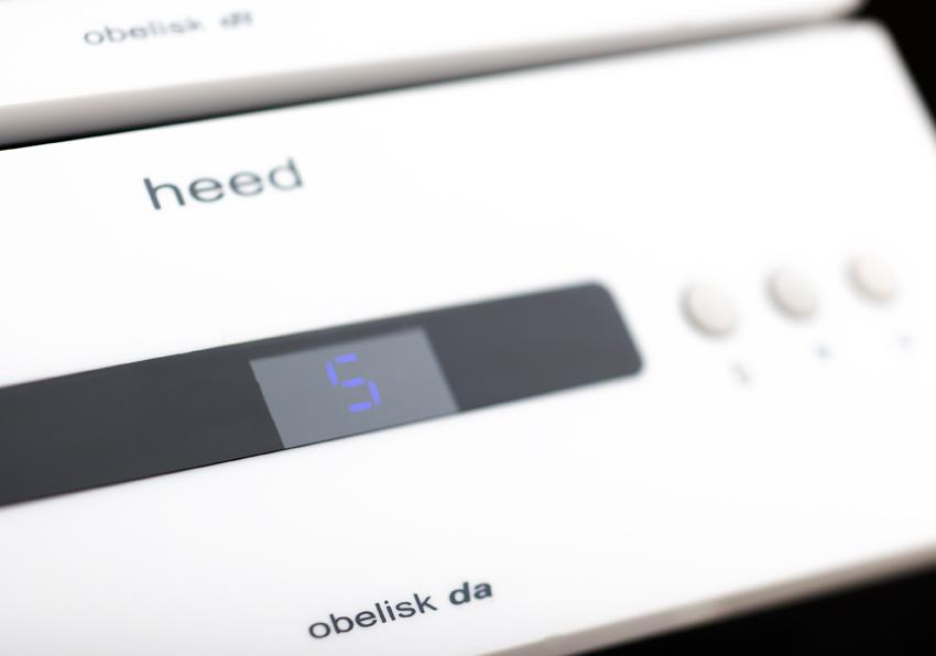 heed-audio-obelisk-da-dac-white-lifestyle.jpg