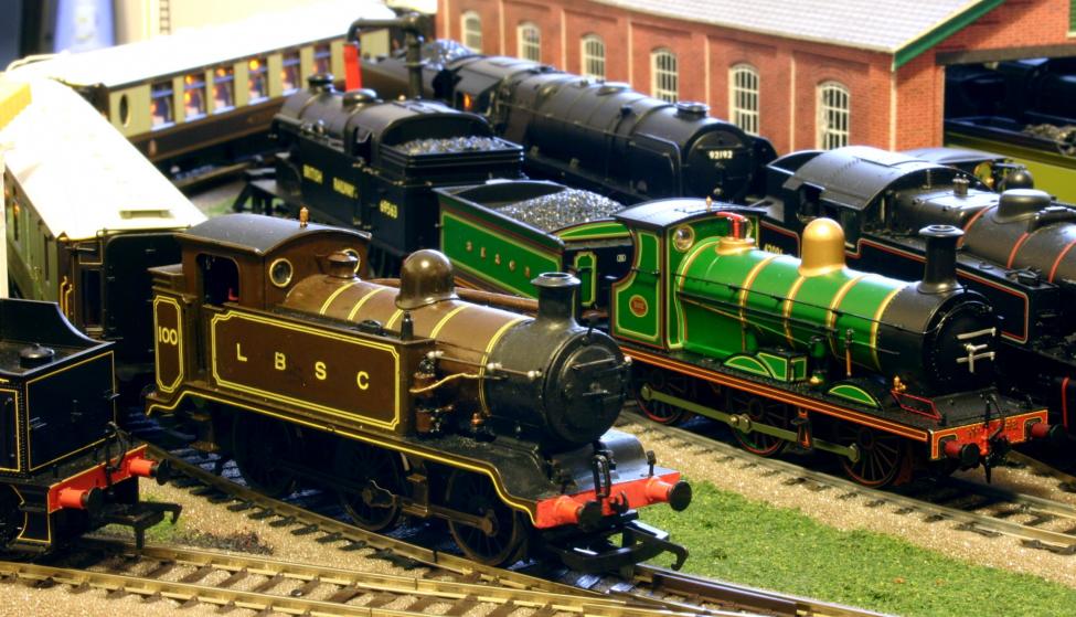 hornby-lbscr-e2-class-100-1st-anniversary-train-5.jpg