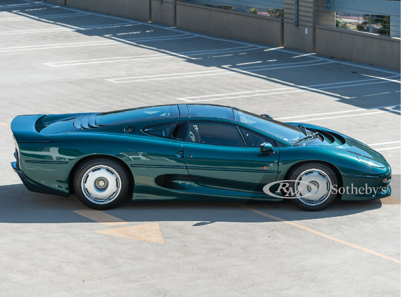 jaguar XJ 220.png