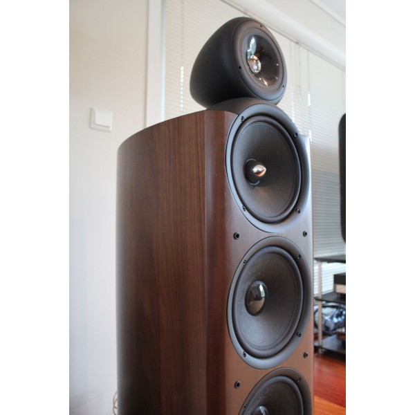 kef_ref207.2_speakers_1nogrill.jpg