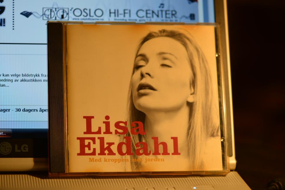 Lisa Ekdahl. Med kroppen mot jorden 001.jpg