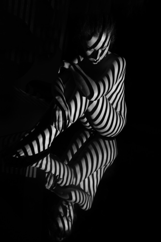 nude-woman-with-black-white-stripes_155003-887.jpg