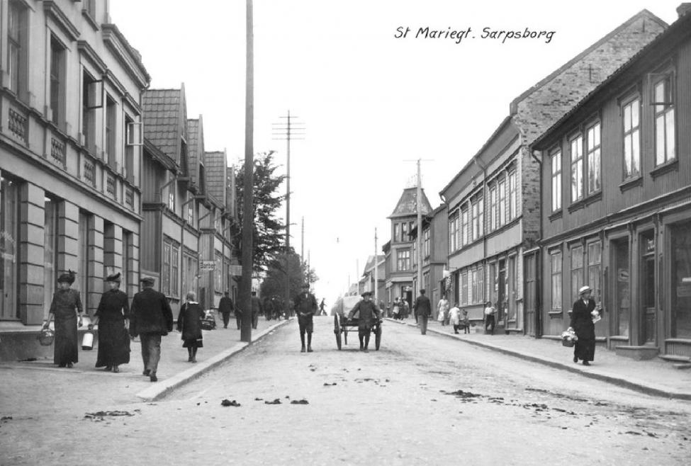 Parti fra østre del av St. Mariegate i Sarpsborg, før 1920..jpg