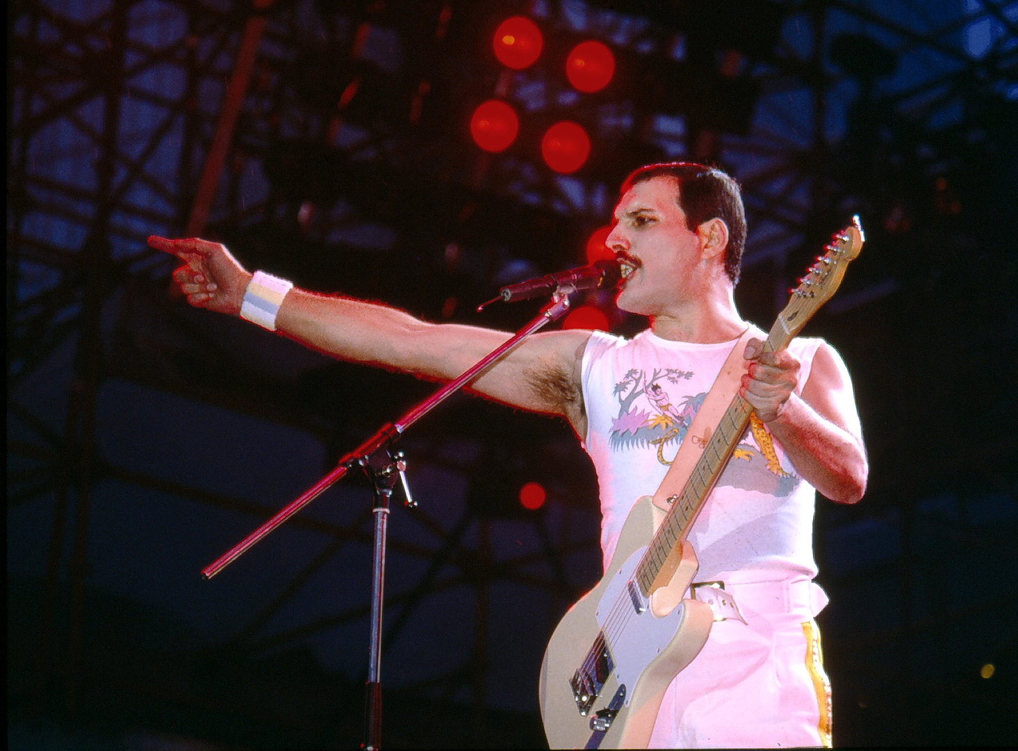 Queen Freddie w guitar.jpg