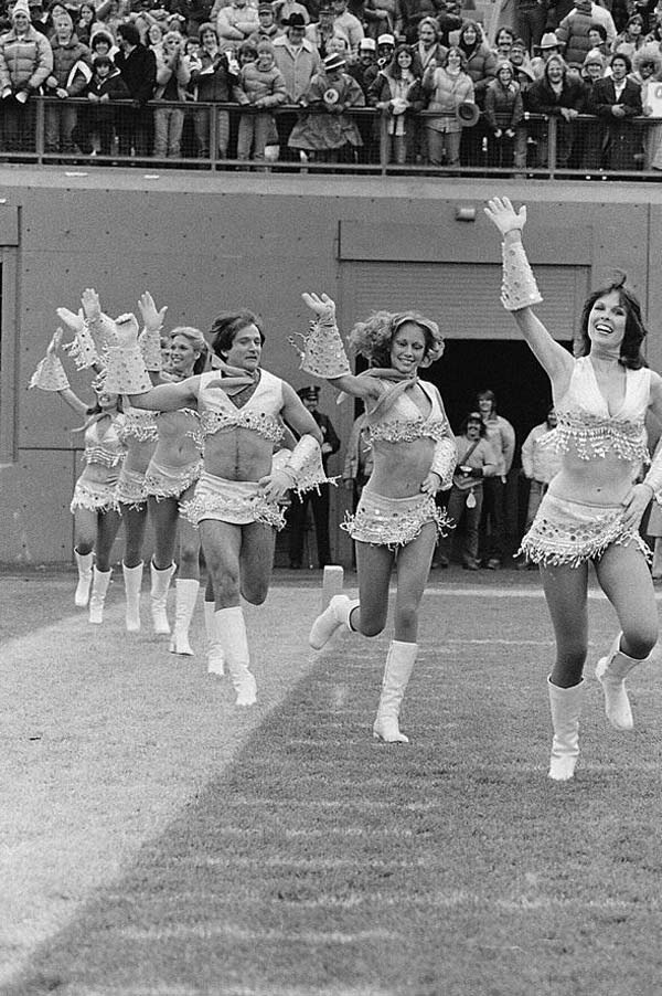 Robin Williams joining the cheerleading squad 1980.jpg