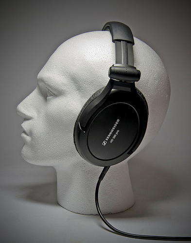 Sennheiser HD 380 Pro_7_paa_hode_side.jpg