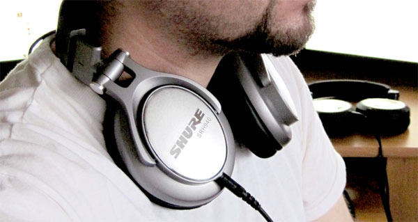 Shure SRH940_AroundNeck.jpg