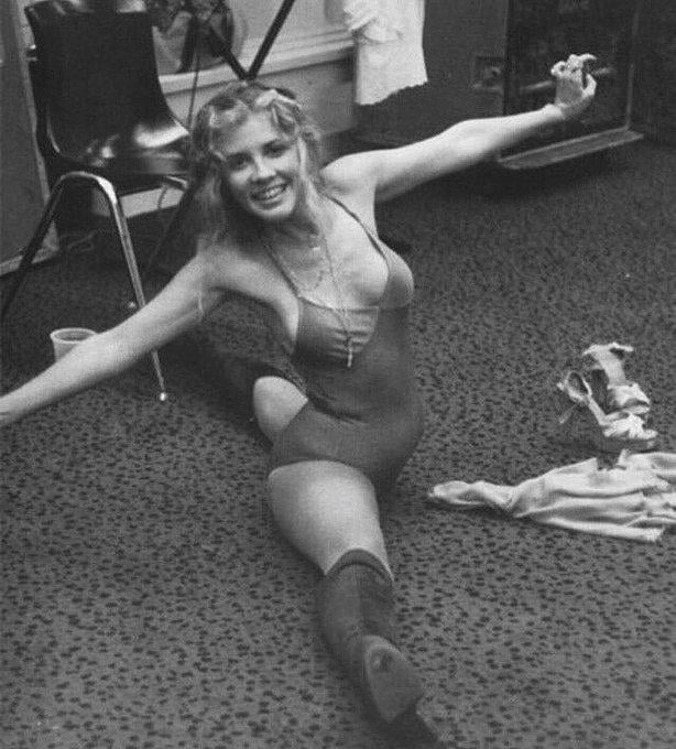 stevie-nicks-1980-v0-rcc4a10xoynd1.jpeg
