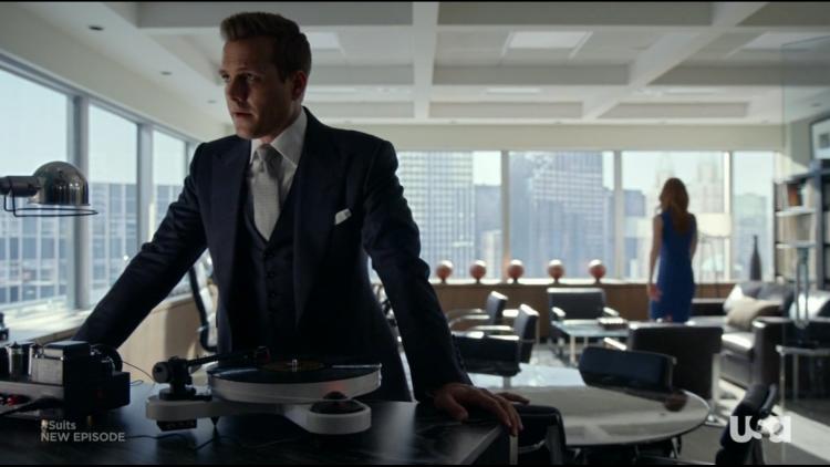 Suits_Harvey_Turntable.jpg