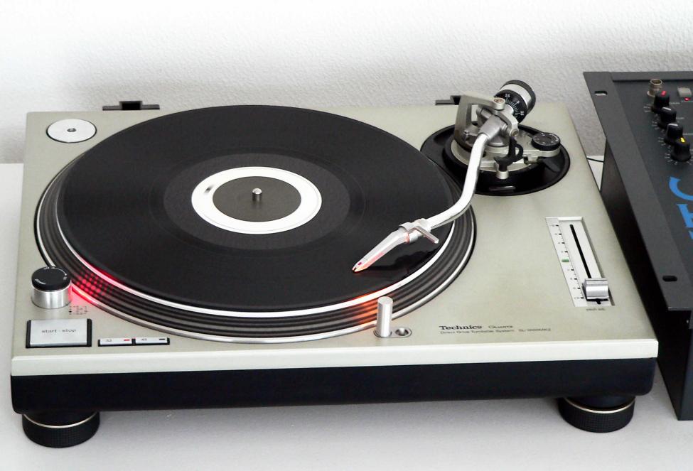 Technics_SL-1200MK2-2.jpg