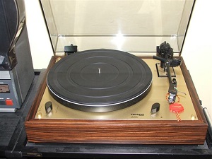 Thorens TD 147 Jubilee 005.jpg