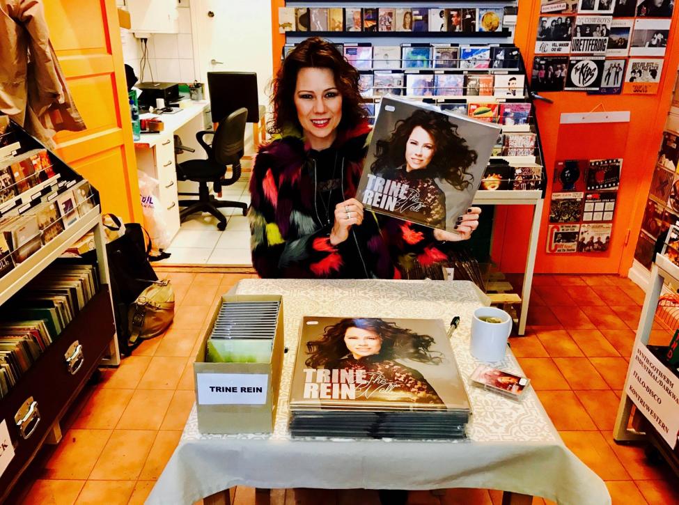 Trine Rein signerer .jpg