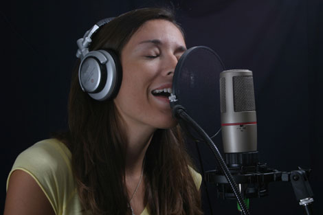 Vokalist_studio_naer mikrofon_1.jpg