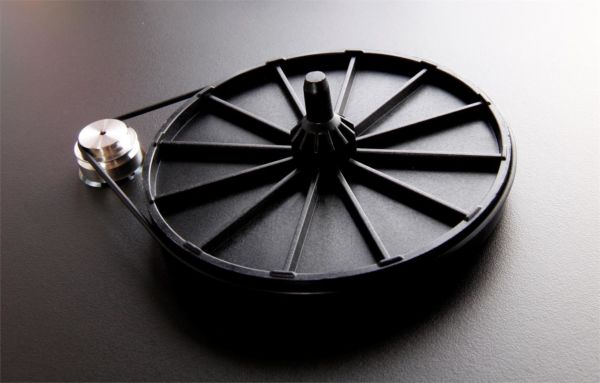 WEB_Image_Rega_Planar_1_platespiller__matt_sort_Ca_pl1_matt_black_hub_and_pulley_detail-201808...jpg