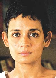 Ytre_ore_bilde_utstaaende_forfra_Arundhati_Roy.jpg