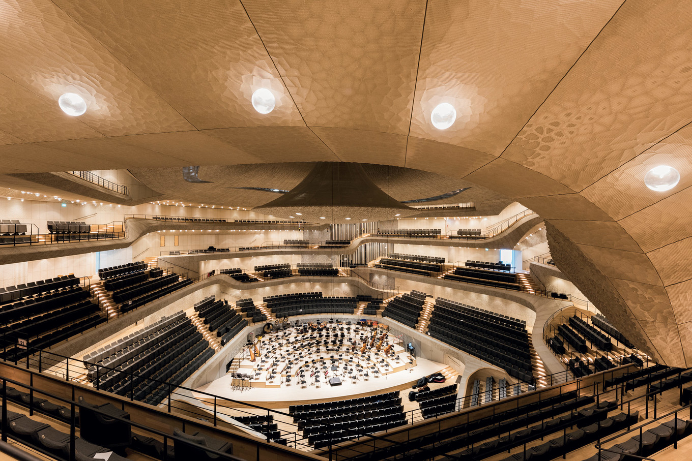 Zumtobel-Elbe-Philharmonic-Hall-Hamburg-Concert-Hall-Custom-Luminaires_201701311446.jpg