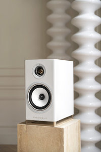 TRIANGLE-CAPELLA-PICTURES-LIFESTYLE-SPACE-WHITE-04.jpg