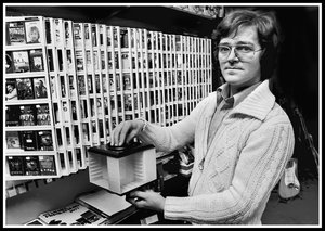 Agnalt Musikk i Pellygata. Mars 1977. Roy Andreassen viser fram en nyhet..jpg