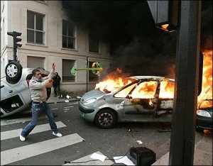 2_28_022306_france_riots2.jpg