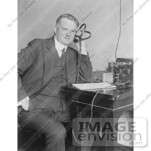 Hodetelefon_historisk_20291-historical-stock-photo-president-herbert-hoover-holding-headphones-t.jpg