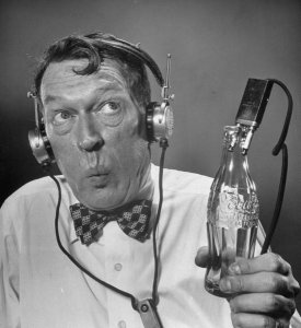 Hodetelefon_Radio comedian Fred Allen, paroding some television acts.jpg