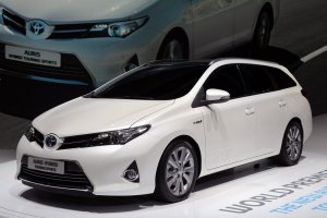 03-2013-toyota-auris-hybrid-paris.jpg