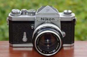 Nikon_F_SLR_camera_with_NIKKOR-S_Auto_1,4_f=5,8cm.jpg