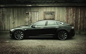 2013_Tesla-Model-S-P85-black-550x346.jpg