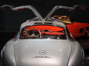 Mercedes_SLS_Gullwing_Classic_Car_retro_1024x768.jpg