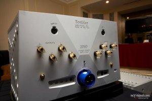 Boulder-3060-Class-A-Power-Amplifier-2.jpg