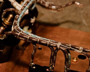 1200px-Cable_lacing_close-up (800x640).jpg